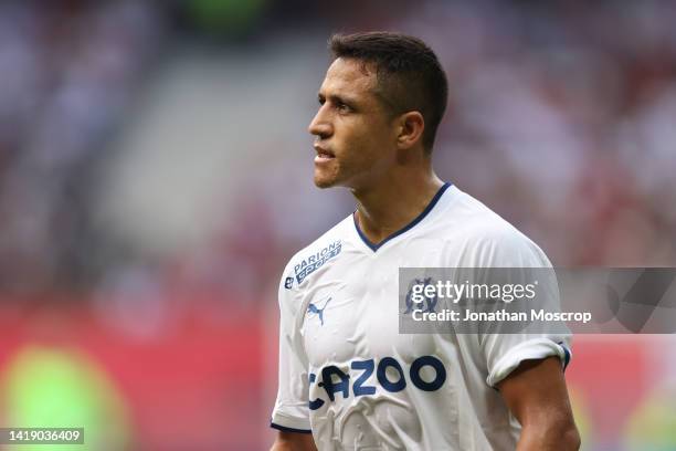 Alexis Sanchez of Olympique De Marseille reacts during the Ligue 1 match between OGC Nice and Olympique Marseille at Allianz Riviera on August 28,...