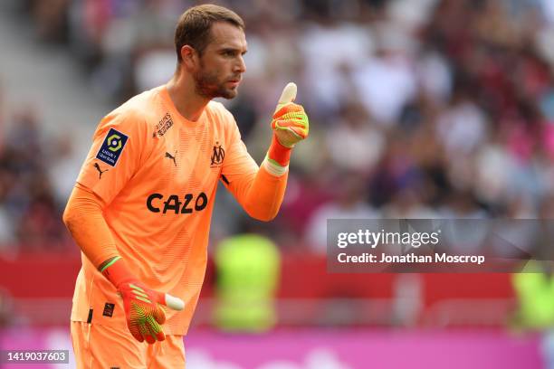 Pau Lopez of Olympique De Marseille reacts during the Ligue 1 match between OGC Nice and Olympique Marseille at Allianz Riviera on August 28, 2022 in...