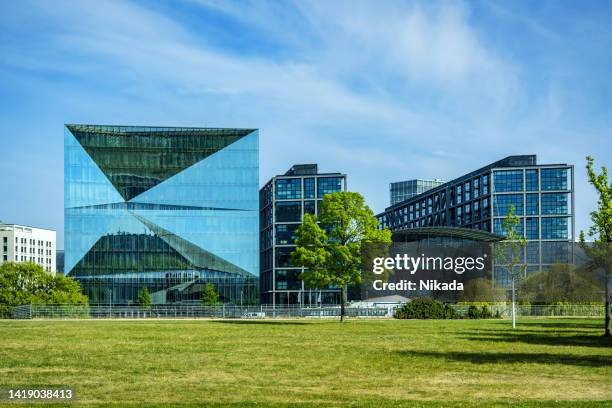 berlin's modern main train station - berlin hauptbahnhof stock pictures, royalty-free photos & images