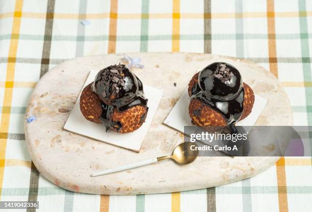 profiterol cakes - profiterole stock pictures, royalty-free photos & images