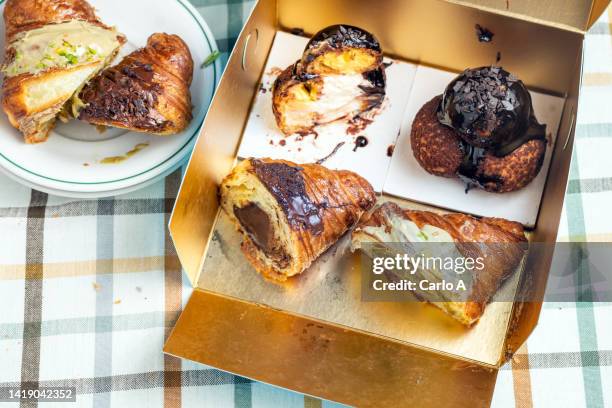 variety of pastries in a box - vanillesoße stock-fotos und bilder