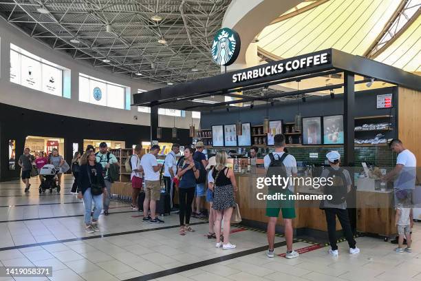 starbucks kaffee am flughafen antalya, türkei - starbucks coffee stock-fotos und bilder