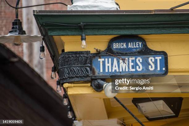 thames street sign - newport county 個照片及圖片檔