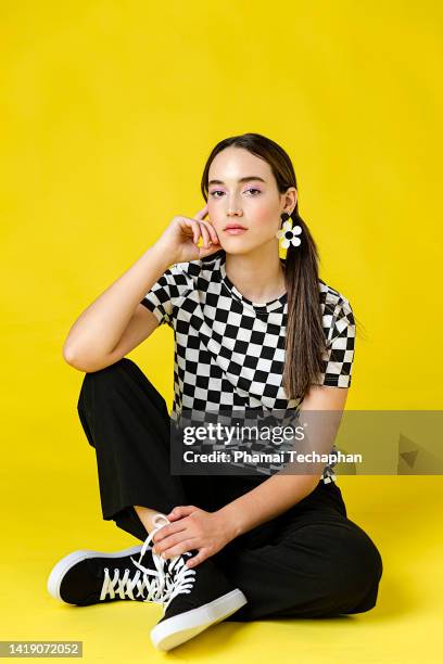 stylish woman in front of plain background - plain t shirt stock pictures, royalty-free photos & images