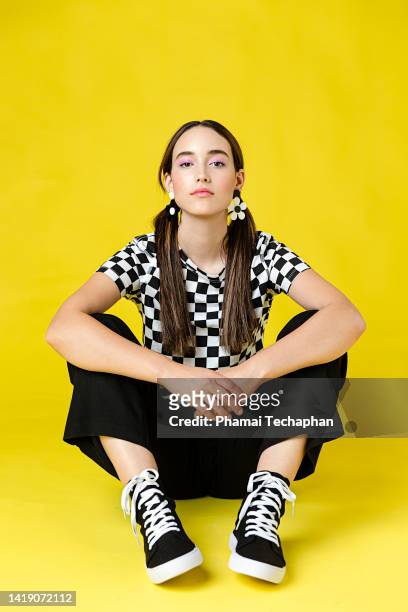 stylish woman in front of plain background - portrait young colour background cool stockfoto's en -beelden