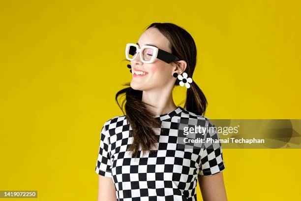 stylish woman in front of plain background - skaka på huvudet bildbanksfoton och bilder