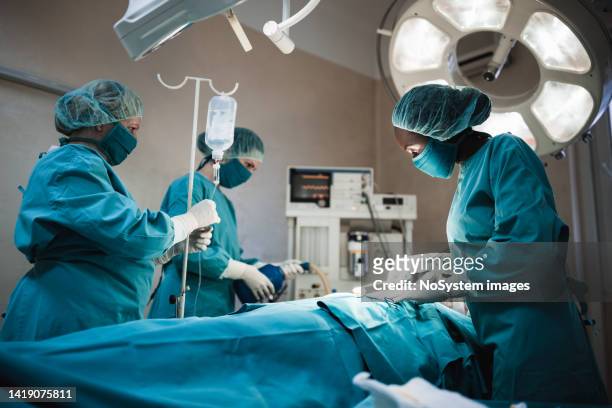 nero, chirurgo femminile al lavoro - anesthetic foto e immagini stock