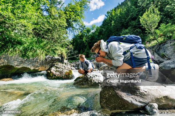 ragazzi adolescenti che fanno escursioni nelle montagne austriache - alpi, tirolo, austria. - stato federato del tirolo foto e immagini stock