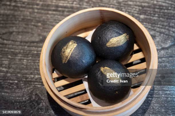 luxury hong kong dim sim, cantonese, salted egg yolk custard bun - hong kong food stock-fotos und bilder