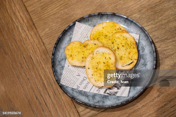 sliced garlic baguette bread - garlic bread stockfoto's en -beelden