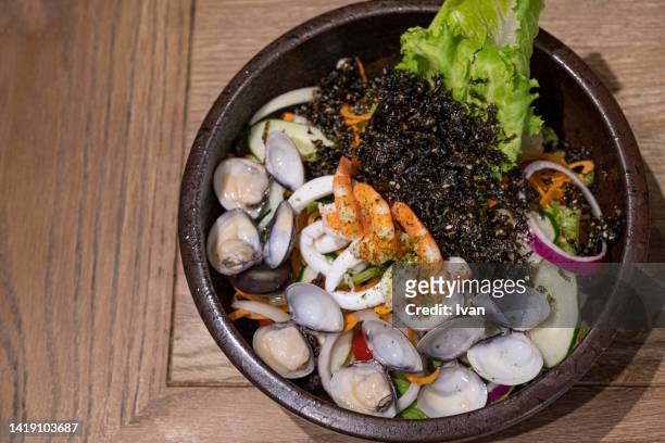 seafood salad with clams, shrimp and seaweed - shrimp scampi stock-fotos und bilder