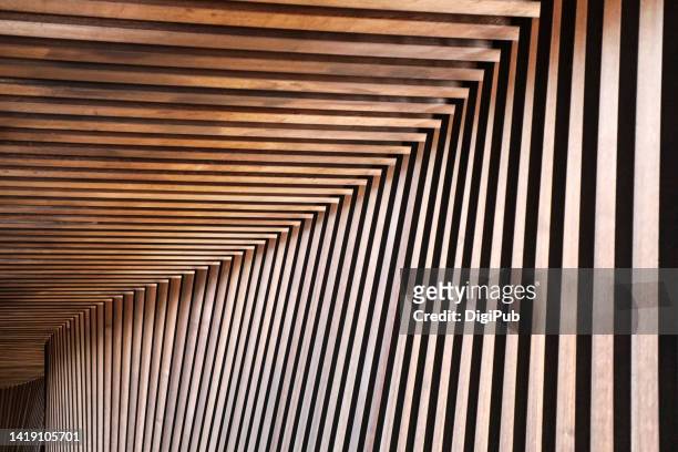 wood wall and ceiling - bogen architektonisches detail stock-fotos und bilder