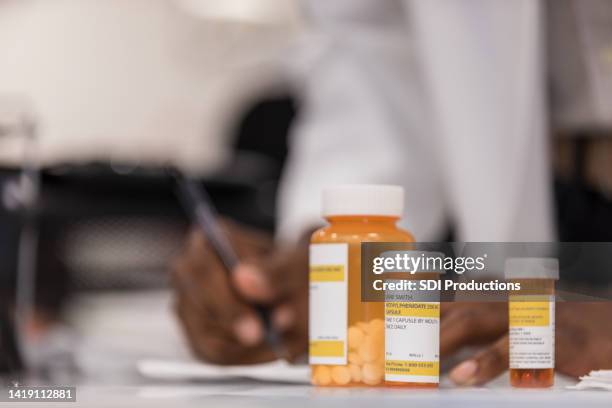 frascos de medicamentos - recipiente para las píldoras fotografías e imágenes de stock