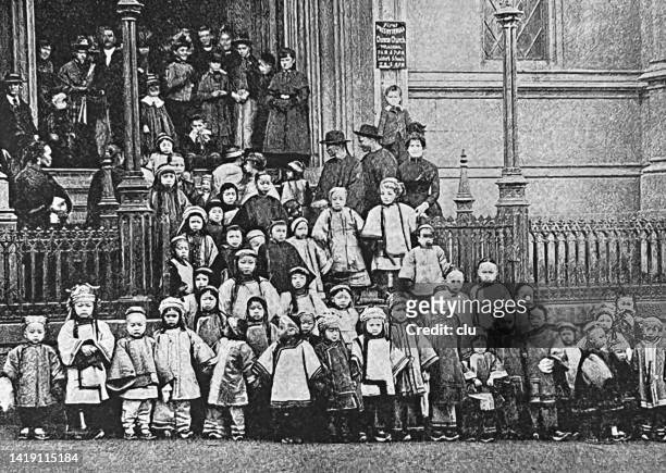 ilustraciones, imágenes clip art, dibujos animados e iconos de stock de escuela china en san francisco, grupo de niños y profesores en la entrada - 1893