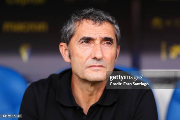 Ernesto Valverde, Head Coach of Athletic Club looks on prior to the LaLiga Santander match between Cadiz CF and Athletic Club at Estadio Nuevo...