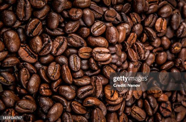 close-up of coffee beans background - geröstete kaffeebohne stock-fotos und bilder