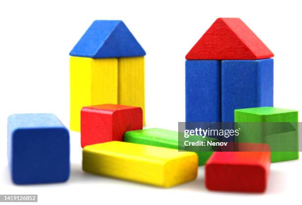 wooden building blocks - casa de brinquedo imagens e fotografias de stock