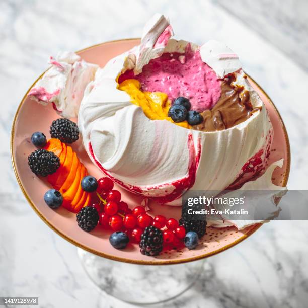 pastel de merengue relleno - merengue fotografías e imágenes de stock