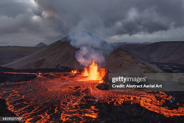 majestic drone image showing an active volcano, iceland - volcanic activity - fotografias e filmes do acervo