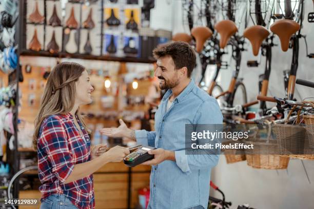 contactless technology paying - casual clothing store stock pictures, royalty-free photos & images
