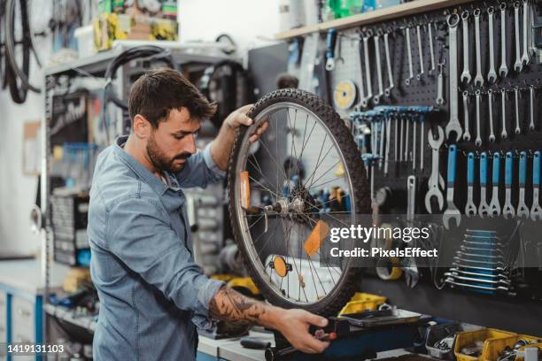 he provide quality service here - bike mechanic stockfoto's en -beelden