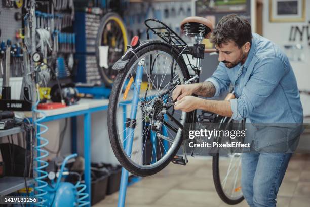 he provide quality service here - bike mechanic stockfoto's en -beelden