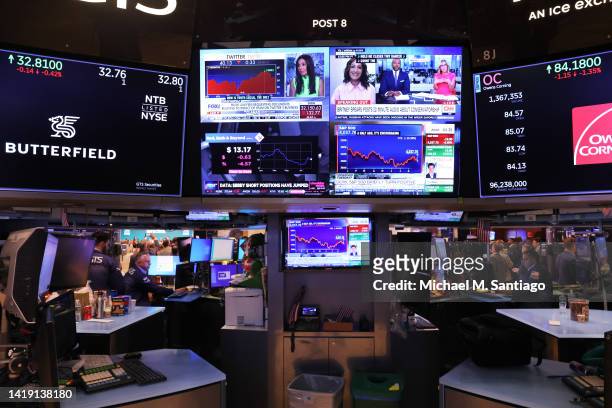 Financial News is seen on a television as traders work on the floor of the New York Stock Exchange during afternoon trading on August 29, 2022 in New...
