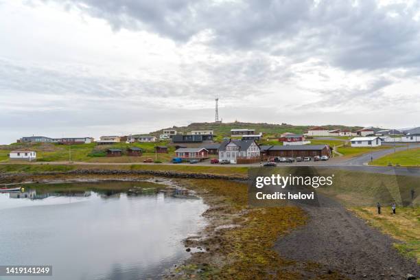 hafen in djupivogur, fjord berufjörður - iceland harbour stock-fotos und bilder