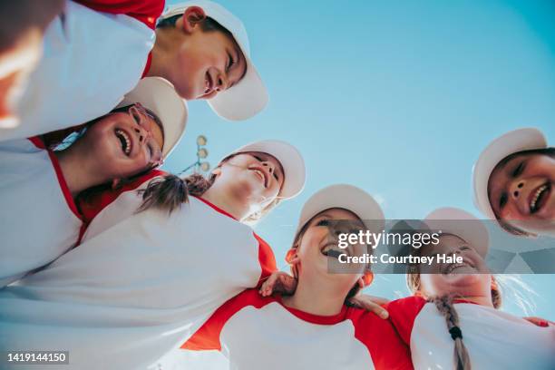 baseball team of elementary age children huddled together during game - baseball team 個照片及圖片檔