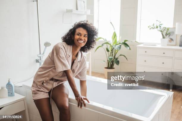 routine de soins à domicile - beautiful woman bath photos et images de collection