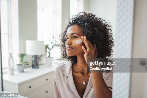 dia de spa em casa - dry skin - fotografias e filmes do acervo