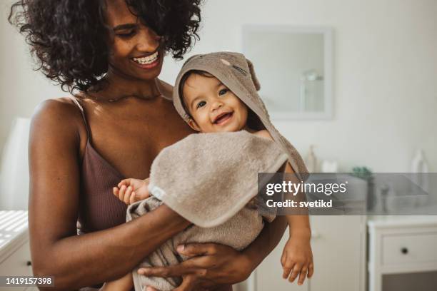 bath time - mother son shower stockfoto's en -beelden