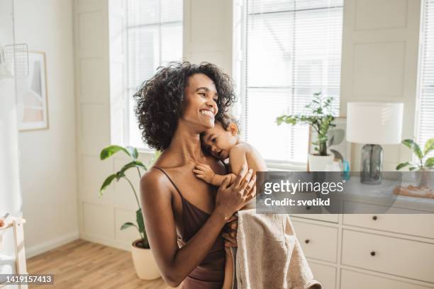 bath time - mother son shower stockfoto's en -beelden