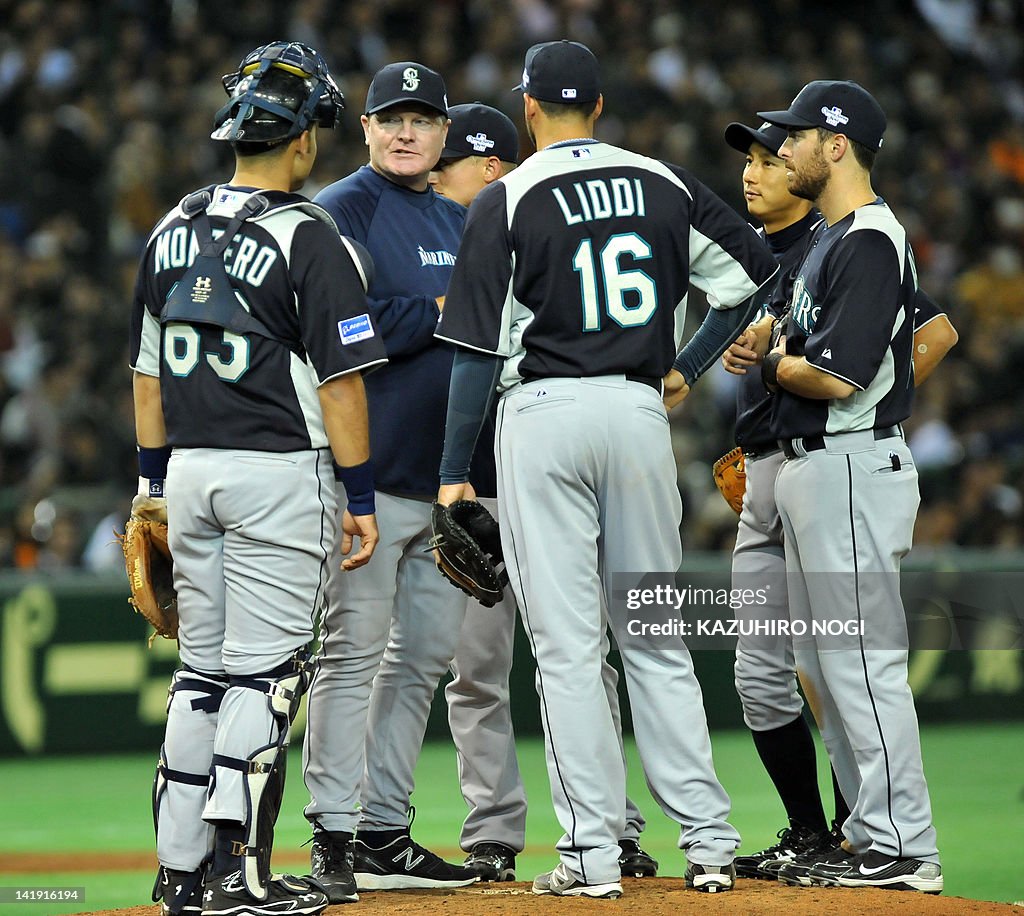 Seattle Mariners manager Eric Wedge (2nd