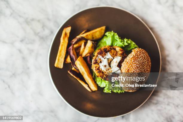 top view of burger with fries - burger overhead stock-fotos und bilder