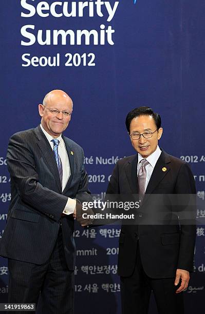 In this handout image provided by Yonhap News, Dutch Foreign Minister Uri Rosenthal and South Korean President Lee Myung-bak pose at the welcoming...