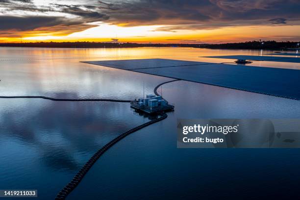 energy solar power plant on the reservoir - ハイビジョンテレビ ストックフォトと画像