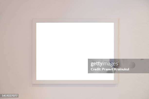 white photoframe on white concrete wall background. mockup - card mock up stockfoto's en -beelden