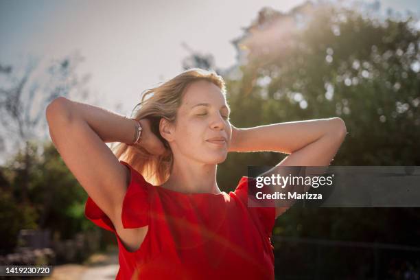 femme détendue respirant de l’air frais - woman fresh air photos et images de collection
