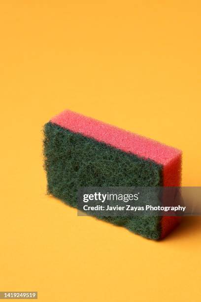 scouring pad on yellow background - brillos stockfoto's en -beelden