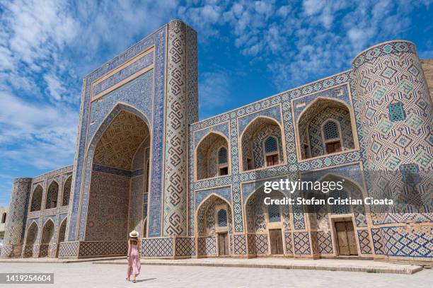 qosh madrasah, bukhara in bukhara, uzbekistan, central asia - médersa photos et images de collection