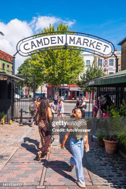 london shoppers at entrance to camden market summer day - 康登 內倫敦 個照片及圖片檔