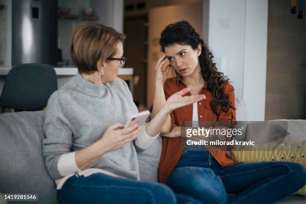 若い女性は彼女の母親と議論しています - arguing ストックフォトと画像