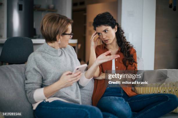 young woman is arguing with her mother - adult stockfoto's en -beelden