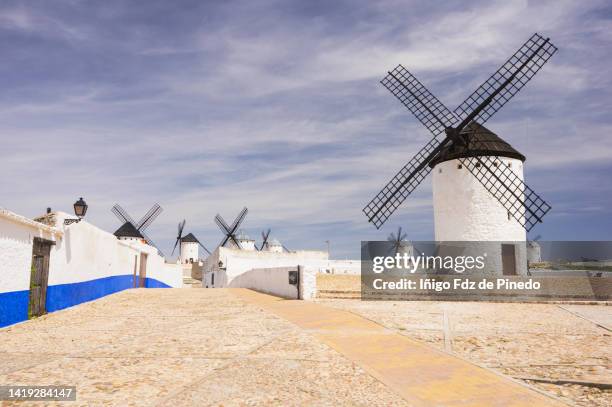 traditional windmills and houses in campo de criptana, ciudad real, spain. - campo de criptana stockfoto's en -beelden