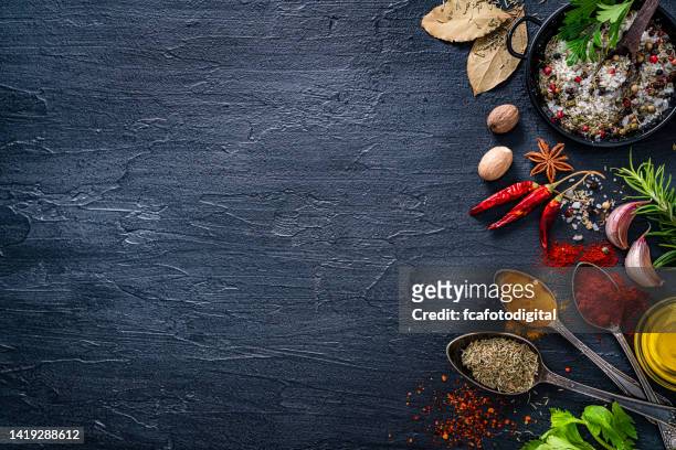 cooking and seasoning background. flat lay with copy space - food dressing 個照片及圖片檔
