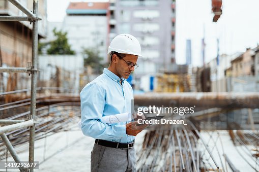 Bauarbeiter oder Ingenieur mit digitalem Tablet Bauarbeiter oder Ingenieur mit digitalem Tablet