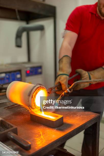 goldschmied mit einer blowtorch für die metallarbeiten - köder auswerfen stock-fotos und bilder