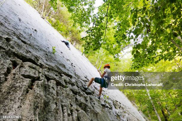 teenagers rock climbing, france - rápel fotografías e imágenes de stock