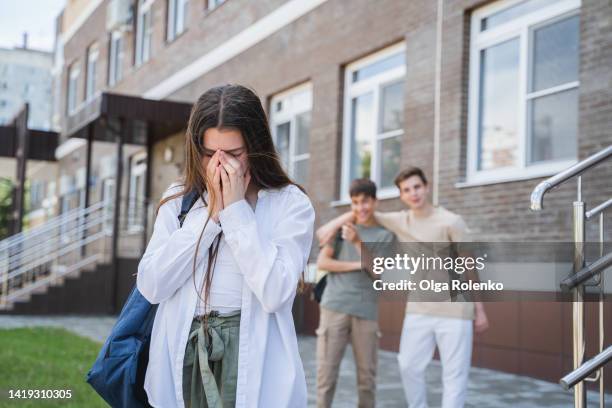 teen girl being criticized by her peers - haciendo burla fotografías e imágenes de stock